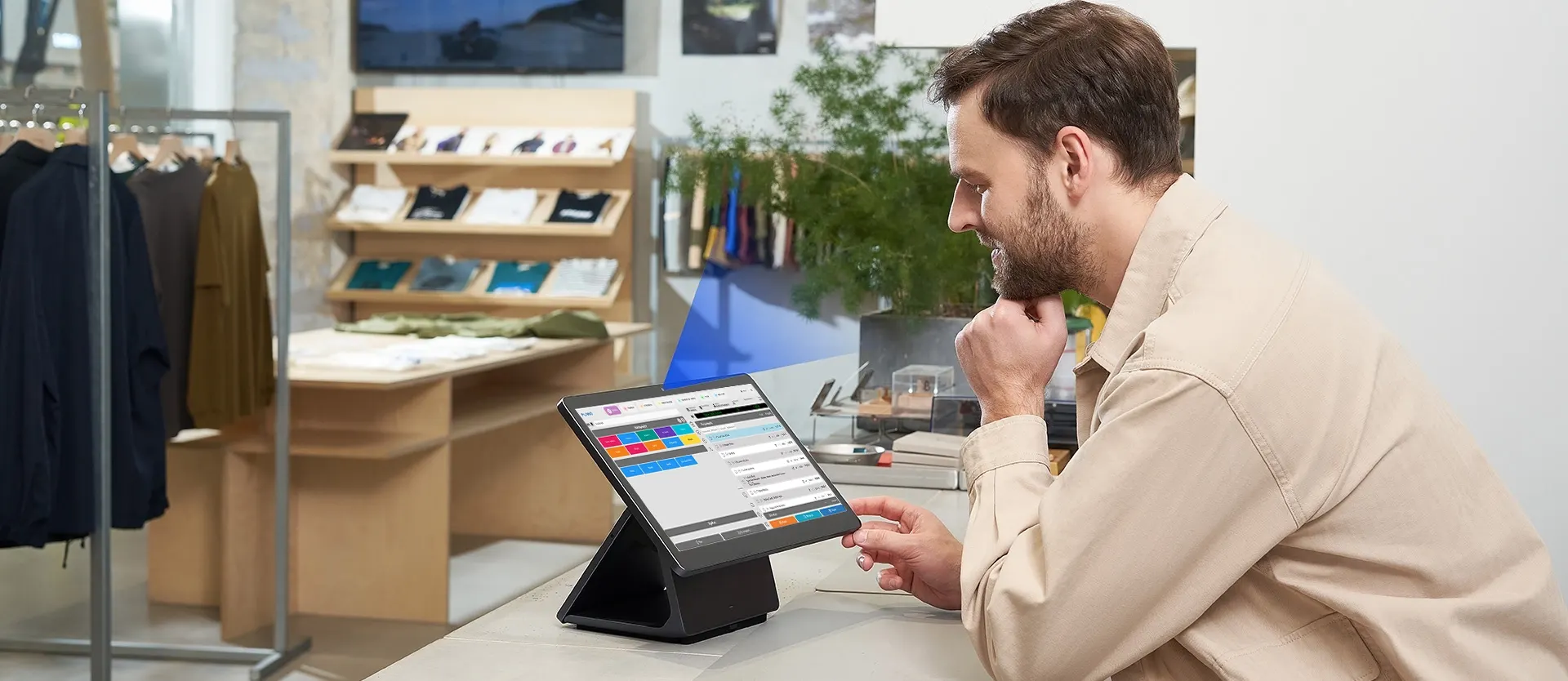 Touch POS τερματικό στο ταμείο καταστήματος
