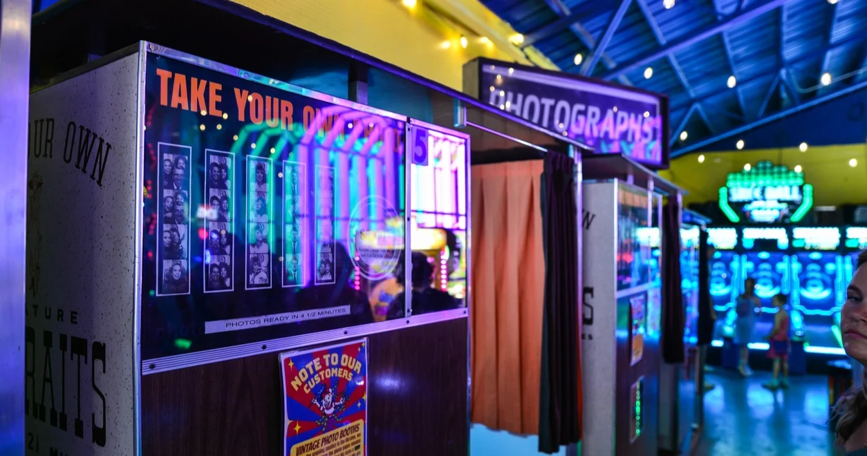 Photo booth σε φωτεινή αίθουσα arcade